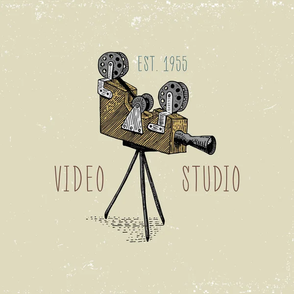 Logotipo da foto emblema ou etiqueta, vídeo, filme, câmera de filme desde o primeiro até agora vintage, mão gravada desenhada em esboço ou estilo de corte de madeira, lente retro de aparência antiga, ilustração realista vetorial isolada . — Vetor de Stock