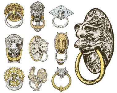 Detay eski bina. mimari Dekoratif-süsleme elementler, ahşap kapı kolu, tokmağı veya kolları. Aslan ve at. oyulmuş elle çizilmiş eski kroki, vintage ve antika, Barok ya da Gotik tarzı.