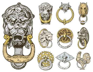 Detay eski bina. mimari Dekoratif-süsleme elementler, ahşap kapı kolu, tokmağı veya kolları. Aslan ve at. oyulmuş elle çizilmiş eski kroki, vintage ve antika, Barok ya da Gotik tarzı.