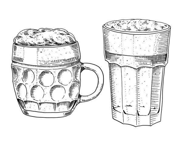 แก้วเบียร์แก้วหรือขวดเบียร์ แกะสลักด้วยหมึกที่วาดด้วยมือในภาพร่างเก่าและสไตล์วินเทจสําหรับเว็บคําเชิญไปปาร์ตี้หรือเมนูผับ องค์ประกอบการออกแบบที่แยกจากพื้นหลังสีขาว . — ภาพเวกเตอร์สต็อก