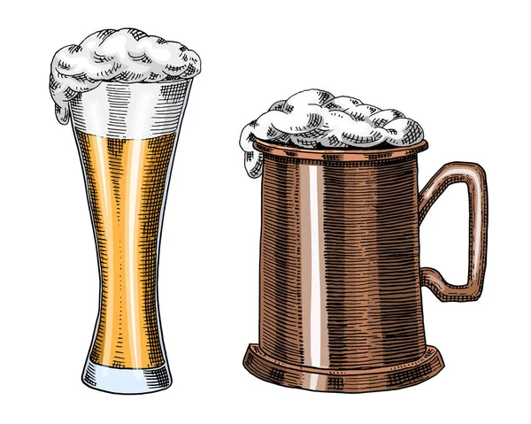 Verre à bière, tasse ou bouteille d'Oktoberfest. Gravé à l'encre dessinée à la main dans un vieux croquis et un style vintage pour le web, l'invitation à la fête ou le menu du pub. élément de conception isolé sur fond blanc. — Image vectorielle