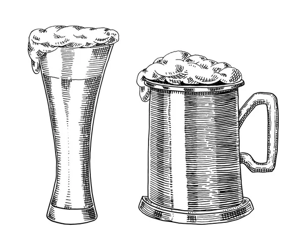 Пиво, кружку или бутылку пива Октоберфест. Выгравированные чернилами руки, нарисованные в старом эскизе и винтажном стиле для интернета, приглашения на вечеринку или меню паба. элемент дизайна изолирован на белом фоне. — стоковый вектор