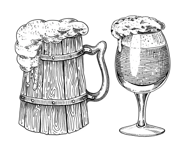 Bierglas, mok of fles Oktoberfest. Gegraveerd in inkt met de hand getekend in oude schets en vintage stijl voor web, uitnodiging om te feesten of pub menu. ontwerp element geïsoleerd op witte achtergrond. — Stockvector