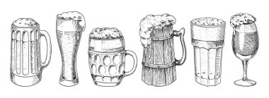 Bira bardağı, bardak ya da bir şişe Oktoberfest. Eski bir skeç ve web için klasik tarzda çizilmiş mürekkep el yazısı, parti ya da bar menüsüne davetiye. tasarım ögesi beyaz arkaplanda izole edildi.