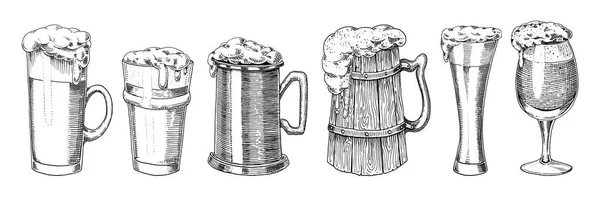 オクトーバーフェストのビールグラス、マグカップまたはボトル。古いスケッチやウェブ用のヴィンテージスタイルで描かれたインクの手で刻まれ、パーティーやパブのメニューへの招待。白い背景に隔離されたデザイン要素. — ストックベクタ