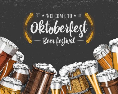 Bira bardağı, bardak ya da bir şişe Oktoberfest. Eski bir skeç ve web için klasik tarzda çizilmiş mürekkep el yazısı, parti ya da bar menüsüne davetiye. tasarım ögesi beyaz arkaplanda izole edildi.