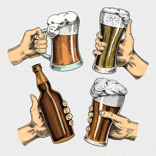 Bira bardağı, bardak ya da bir şişe Oktoberfest. Eski bir skeç ve web için klasik tarzda çizilmiş mürekkep el yazısı, parti ya da bar menüsüne davetiye. tasarım ögesi beyaz arkaplanda izole edildi.