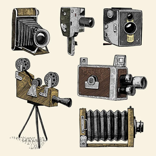 Evolución de la foto, vídeo, película, cámara de cine desde el principio hasta ahora vintage, mano grabada dibujada en el estilo de boceto o corte de madera, lente retro de aspecto antiguo, vector aislado ilustración realista — Vector de stock