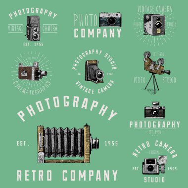 Fotoğraf logo amblem veya etiket, video, film, film kameradan önce şimdi vintage, oyulmuş elle çizilmiş kroki veya stil, retro lens arıyorum eski kesim ahşap kadar vektör gerçekçi illüstrasyon izole.