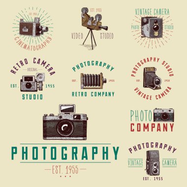 Fotoğraf logo amblem veya etiket, video, film, film kameradan önce şimdi vintage, oyulmuş elle çizilmiş kroki veya stil, retro lens arıyorum eski kesim ahşap kadar vektör gerçekçi illüstrasyon izole.