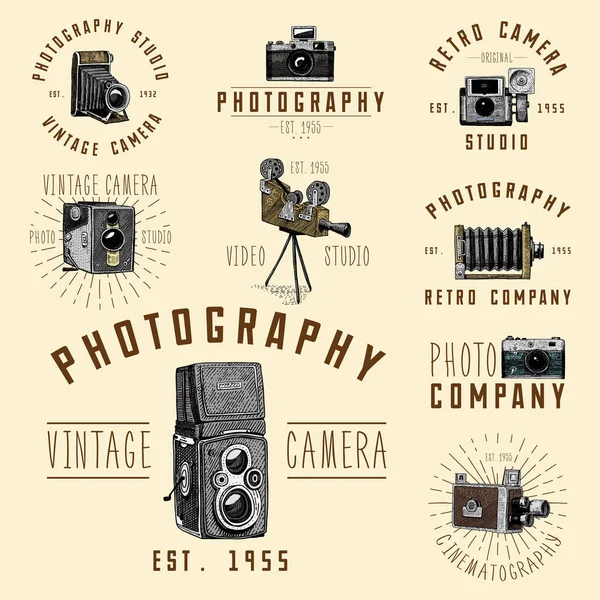 Fotoğraf logo amblem veya etiket, video, film, film kameradan önce şimdi vintage, oyulmuş elle çizilmiş kroki veya stil, retro lens arıyorum eski kesim ahşap kadar vektör gerçekçi illüstrasyon izole. — Stok Vektör