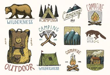 kümesi oyulmuş vintage, el çekilmiş, eski, etiketleri ve rozetleri için kamp, hiking, dağlar, kamp ateşi ve çadır, avcılık eksen. ayı ve sırt çantası, kurt ya da Kızıl Tilki.