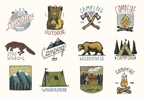 Ensemble de vintage gravé, dessiné à la main, vieux, étiquettes ou insignes pour le camping, randonnée, chasse avec montagnes, feu de camp et tente, haches. ours et sac à dos, loup ou renard roux . — Image vectorielle