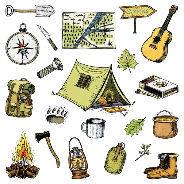 野营旅行, 户外探险, 徒步旅行。一套旅游设备。刻在旧素描, 老式风格的标签手绘。吉他和熊步, 地图和指南针, 杯子和指针。背包和帐篷 — 图库矢量图片
