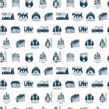 kamp seamless modeli, dağlar iğne yapraklı orman ve ahşap logosu. oyulmuş elle çizilmiş eski vintage kroki. amblem çadır turist, seyahat Etiketler için. çam ağaçları ve tepeler ile manzaralar.