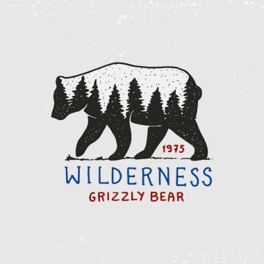iğne yapraklı orman, dağlar ve ahşap logosu. kamp ve vahşi doğa. çam ağaçları ve tepeler ile manzaralar. boz ayı, amblem veya rozeti, çadır turist, seyahat için vintage etiket. oyulmuş elle çizilmiş.