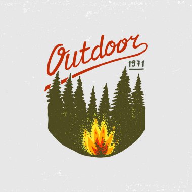 iğne yapraklı orman, dağlar ve ahşap logosu. kamp ve vahşi doğa. çam ağaçları ve tepeler ile manzaralar. Etiketler için amblem veya rozeti, çadır turist, seyahat. oyulmuş elle çizilmiş eski vintage kroki