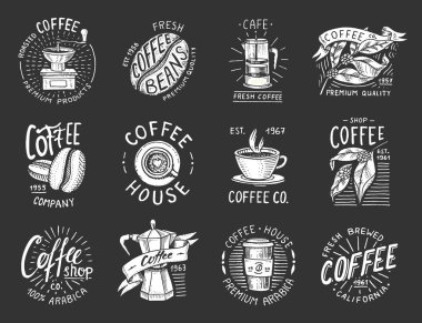 Kahve logolar kümesi. Modern vintage öğeler Dükkanı menü için. Vektör çizim. rozetleri için tasarım dekorasyon koleksiyonu. Hat sanatı tarzı çerçeveleri, etiketleri için. oyulmuş elle çizilmiş eski kroki.