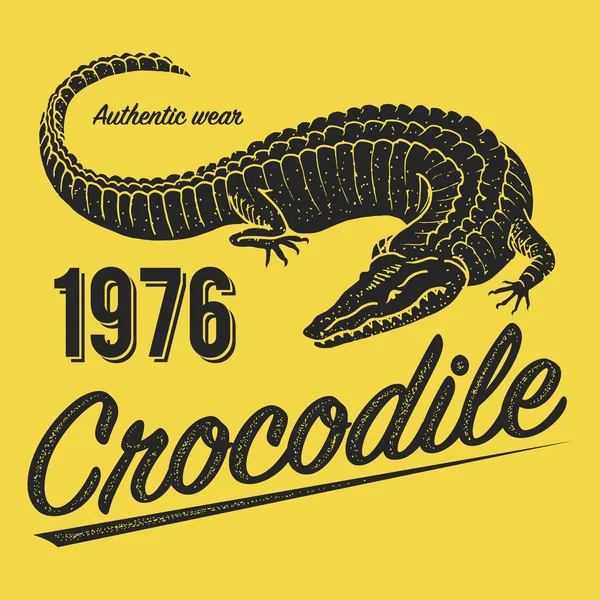 Cartaz de crocodilo, impressão para T-shirt. emblema de jacaré ou crachá no fundo amarelo. Répteis ou anfíbios. Animal tropical. Mão gravada desenhada em esboço vintage antigo. Ilustração vetorial . — Vetor de Stock