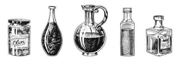 Aceite de oliva de los árboles en botella y frascos con pegatinas y emblemas. Producto vegetariano ecológico. Fruta negra para cocinar alimentos. Mano grabada dibujada en antiguo boceto vintage. Ilustración vectorial . — Archivo Imágenes Vectoriales