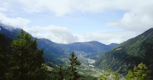 Alp Dağı. Sisli bir manzara. Chamonix 'de karlı zirveler. Kuzey Fransız ve İsviçre kırsal manzarası. Vadinin panoramik hava manzarası. Çam ormanı. Reklam ve internet için görüntü. 4k İHA saldırısı. — Stok video