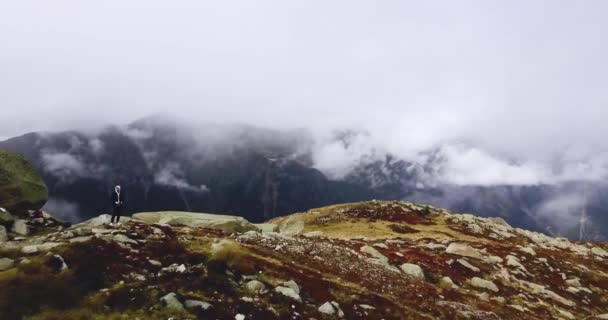 Estepes da montanha alpina. Paisagem nebulosa. picos nevados em Chamonix. Cena norte francesa e suíça. Vista aérea panorâmica do vale. Filmagem para publicidade e web. 4K drone tiro . — Vídeo de Stock