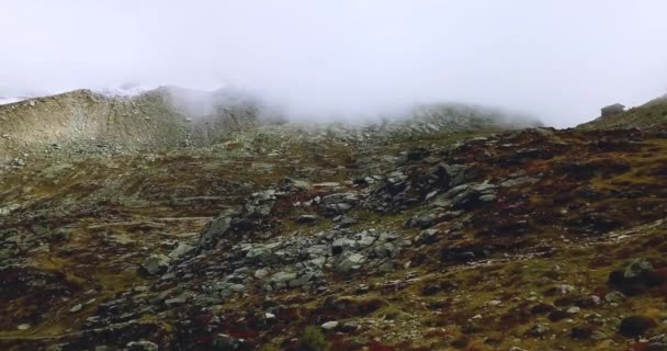 Horské mlhavé údolí. Mlhavá krajina Alp. Zasněžené mlhavé vrcholky v hustém zamračeném Chamonix. Francouzská a švýcarská stepi. Panoramatický letecký výhled z dronu. 4k Záběry pro webovou reklamu. — Stock video