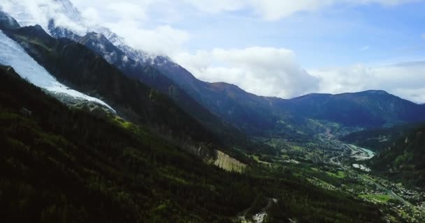 Alpská hora. Mlhavá krajina. Snowy Peaks v Chamonix. Severní francouzská a švýcarská venkovská scéna. Panoramatický výhled do údolí. Borovicový les. Záběry pro reklamu a web. Střelba 4k dronem. — Stock video