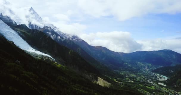 Alp Dağı. Sisli bir manzara. Chamonix 'de karlı zirveler. Kuzey Fransız ve İsviçre kırsal manzarası. Vadinin panoramik hava manzarası. Çam ormanı. Reklam ve internet için görüntü. 4k İHA saldırısı. — Stok video