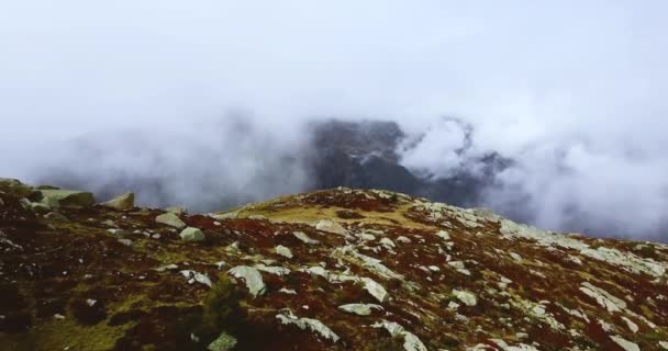 Vale nebuloso da montanha. Paisagem dos Alpes nebulosos. picos nevados nebulosos em Chamonix nublado brumoso. Estepes do Norte da França e Suíça. Vista aérea panorâmica do drone. Filmagem 4K para publicidade na web . — Vídeo de Stock