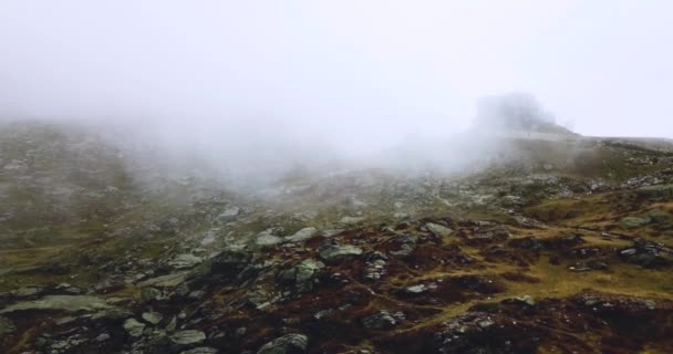 Horské mlhavé údolí. Mlhavá krajina Alp. Zasněžené mlhavé vrcholky v hustém zamračeném Chamonix. Francouzská a švýcarská stepi. Panoramatický letecký výhled z dronu. 4k Záběry pro webovou reklamu. — Stock video