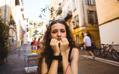 Güzel beyaz kadın gülümsüyor. Nice, Fransa 'daki eski şehrin sokaklarında.