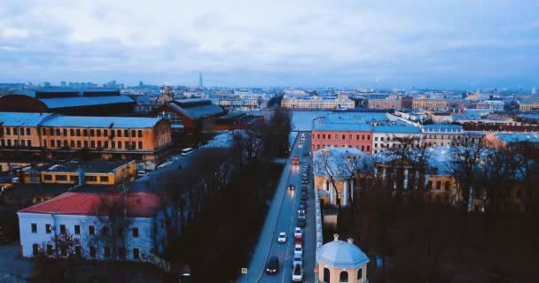 Velhos edifícios europeus e fachadas em estilo vintage. em São Petersburgo, Rússia. Vista aérea da antiga arquitetura europeia de tijolos. Voo 4K. Panorama da paisagem urbana — Vídeo de Stock