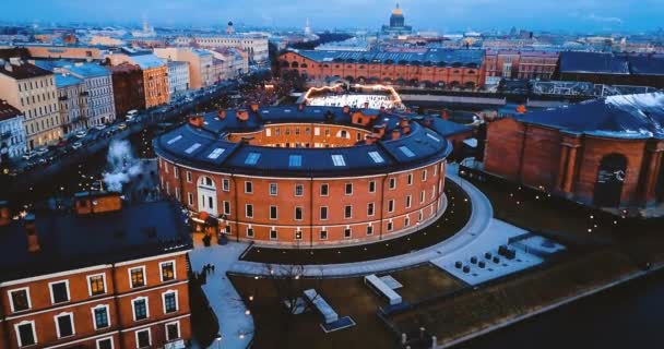 New Holland Island en San Petersburgo. Vista aérea del antiguo edificio de ladrillo europeo en forma de círculo. Paisaje urbano 4K volando. Panorama construcción geométrica . — Vídeos de Stock