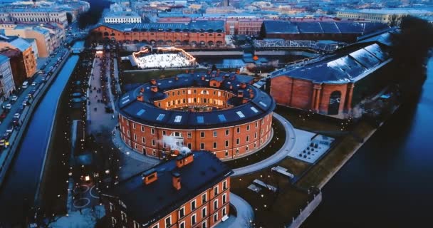 New Holland Island in St. Petersburg, Rusland. Luchtfoto van het oude Europese bakstenen gebouw in de vorm van een cirkel. Stadsgezicht 4k vliegen. Panorama geometrische constructie. — Stockvideo