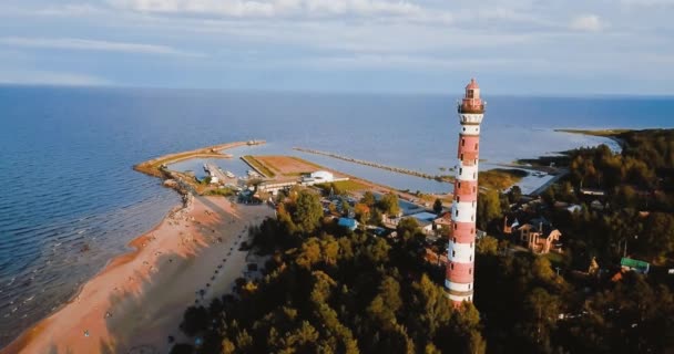 Vecchio faro attivo. Cielo cupo e fredda atmosfera blu. Spiaggia, mare nebbioso nord in stile scandinavo vintage. Luce di Osinovetsky. Lago Ladoga nell'Oblast 'di Leningrado. Veduta aerea del paesaggio marino. 4K in volo — Video Stock