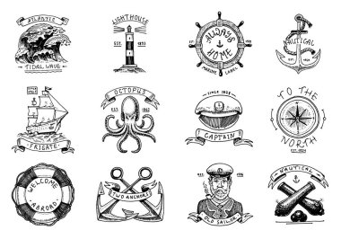Deniz ve deniz amblemleri. İşlenmiş vintage seti, el yapımı eski deniz, okyanus etiketleri veya rozetler. Hayat yüzüğü, top güllesi, pipolu kaptan. Gemiye hoş geldin, iki çapa, denizci.. 