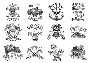 Korsan etiketleri. Korsanlar, çapada kafatası, hazine haritası, askeri kara sakal, Karayip adası. Jolly Roger. Elle çizilmiş eski etiketler ya da rozetler. Deniz ya da deniz, okyanus amblemi.
