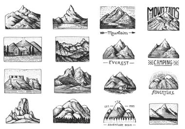 Dağ zirvesi rozetleri. Kamp, yürüyüş ve avcılık için etiketler. Retro Outdoor macera logosu. Elle çizilmiş eski bir eskiz. Manzara Koleksiyonu .