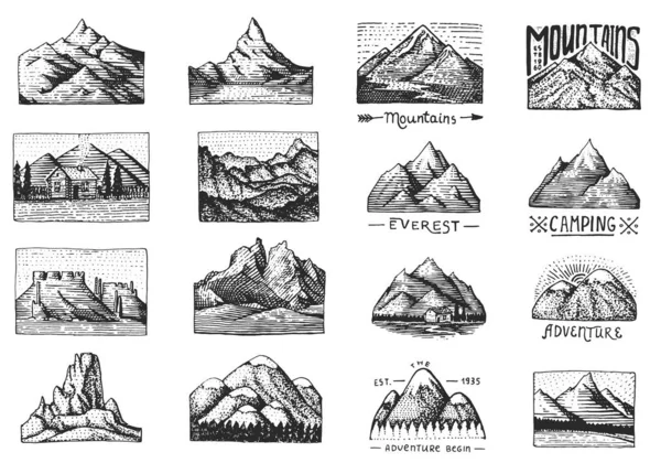 Bergstoppar brickor. Etiketter för camping, vandring och jakt. Retro Outdoor äventyr logotyp. Handritad inristad vintage gammal skiss. Insamling av landskap . — Stock vektor
