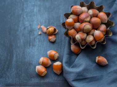 Karanlık bir arka plan üzerinde fındık