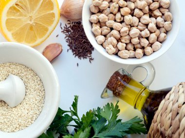 Humus madde beyaz arka plan üzerinde