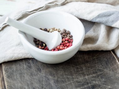 Ahşap bir tahta üzerinde beyaz seramik harç biber farklı türleri