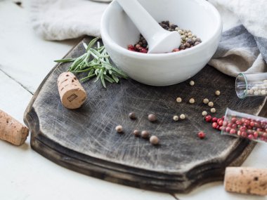 Cam tüpler de biber farklı baharatlar ahşap bir tahta üzerine dökülmesi.