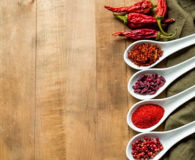 Beyaz porselen kaşık kırmızı baharatlar 