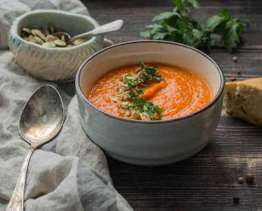 Taze maydanoz ile kabak çorbası