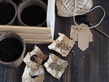 Turba tencere çeşitli bitkilerin tohum dikim için ayarla. 