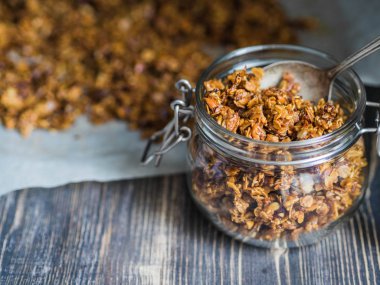 Ev yapımı granola ile açık cam kavanoz