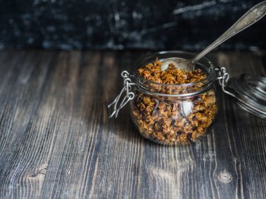 Ev yapımı granola ile açık cam kavanoz