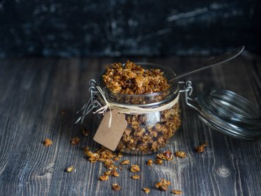 Ev yapımı granola ile açık cam kavanoz 